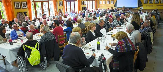 Irungo Atsegiña. Todos los años se organiza en esta sociedad una comida para los residentes de los centros para personas mayores de la ciudad. /  FOTOS DE LA HERA
