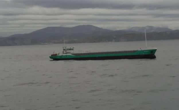 Un carguero de 80 metros encalla dos veces en las rocas entre Getaria y Zumaia
