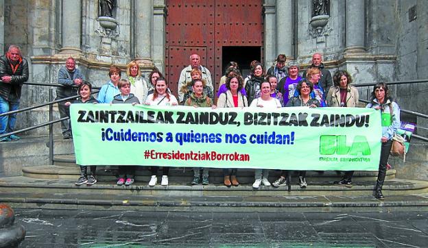 Concentración de las trabajadoras en huelga de las residencias