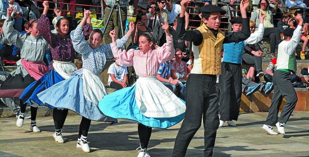Dantza emanaldi jendetusa Berrobin
