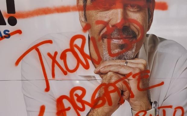 Pintadas con insultos en los carteles electorales de Goia