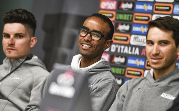 Awet Gebremedhin, de refugiado a participante en el Giro