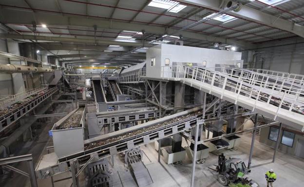 La TMB recupera el 8% de los materiales reciclables que llegan mezclados en la basura