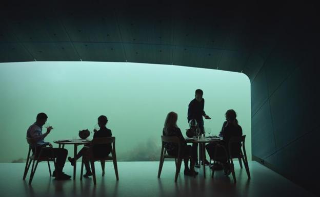 Una comida a cinco metros bajo el agua