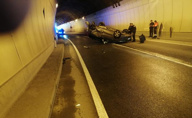 Cinco heridos en un choque frontal de dos vehículos en un túnel en Eibar