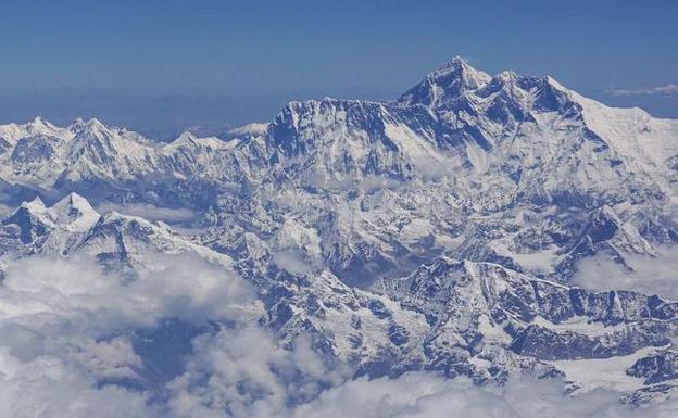El Everest se cobra la séptima víctima esta temporada, un guía nepalí
