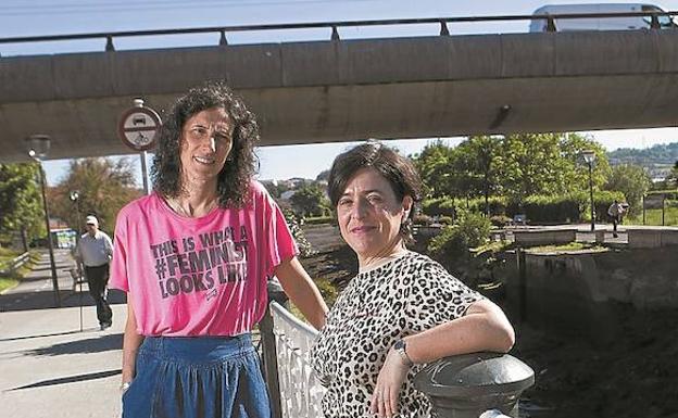 Helga Massetani y María José Noain, ganadoras de una de las becas Ribera, junto al río Bidasoa a su paso por la calle Santiago. / F. DE LA HERA