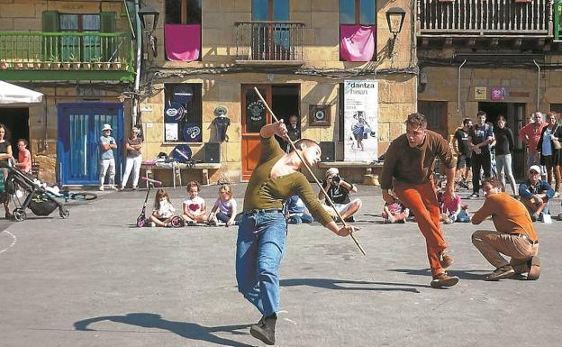 Idi begi. El espectáculo basado en las pruebas de bueyes regresará a Pasaia un año después de esta actuación. / FOTOS ELENA VIÑAS