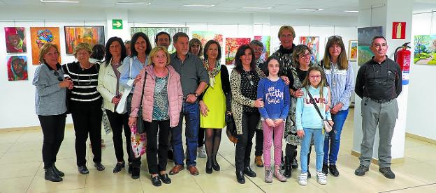 Acto inaugural. Algunos alumnos de Arte Il Duomo, que muestran sus obras en la sala de exposiciones de la Caja Laboral, junto a sus profesoras. /  FOTOS DE LA HERA