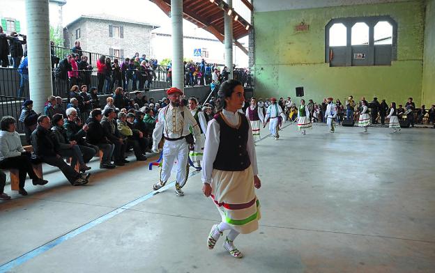 Piriniotan dantzan con su Día de las Mutildantzas que se ha celebrado en Arizkun.  /