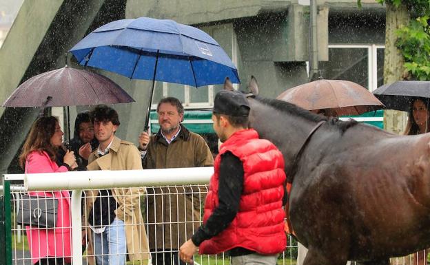 Álvaro Odriozola visita el Hipódromo de San Sebastián