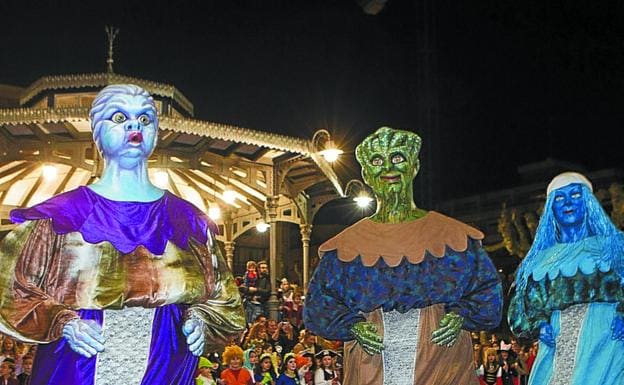 Bidasoako Erraldoiak. Algunos de los gigantes de la comparsa irunesa bailando en la plaza del Ensanche./F. DE LA HERA