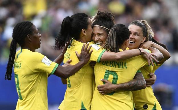 Un 'hat-trick' de Cristiane saca a Brasil de la depresión