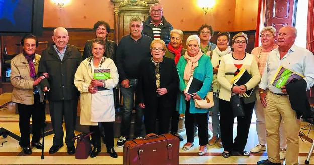 Presentación . 'Golondrinas' que han contado su historia (faltan Antonio y Angela) posaron con la autora del libro. /  MARIAN