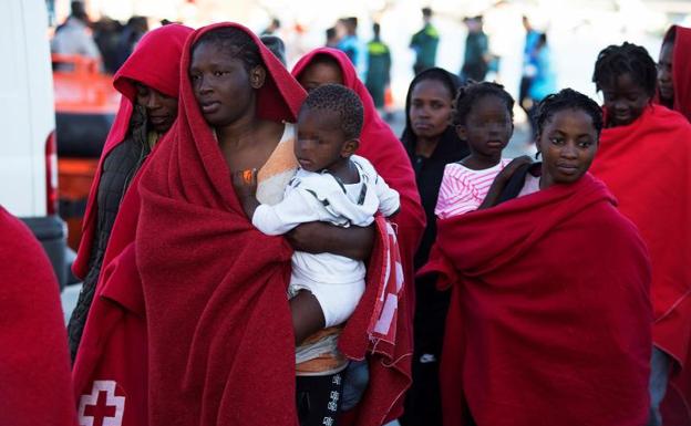 Salvamento Marítimo busca a 22 migrantes que viajaban en una patera en el mar de Alborán