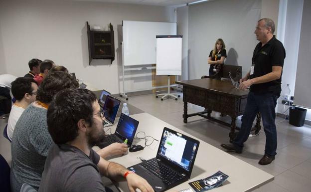 Una veintena de hackers participarán en el congreso de ciberseguridad 'EuskalHack' en Donostia