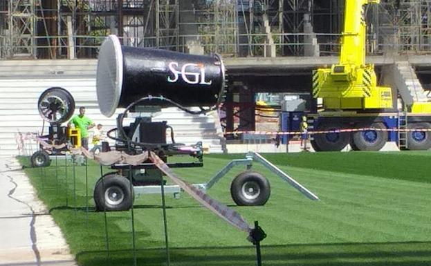 Ventiladores gigantes para mimar el césped de Anoeta