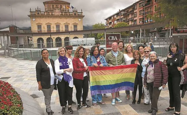 Representantes de las asociaciones de mujeres, con los técnicos municipales y las ediles Cristina Laborda y Rebeca González. / F. DE LA HERA