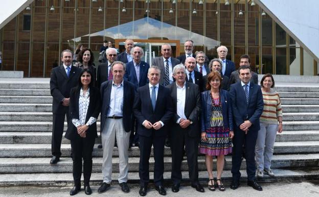 Urkullu pide a los universitarios que contribuyan a que nadie quede atrás en Euskadi