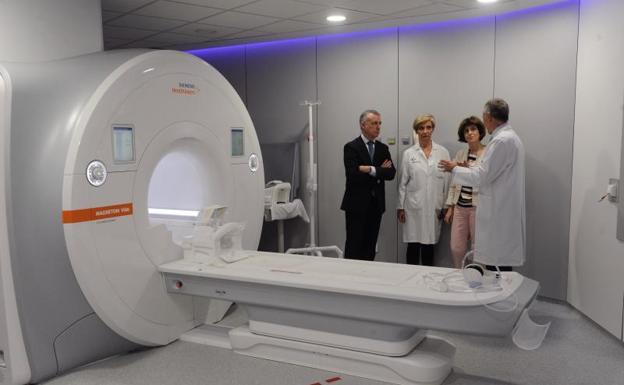 Urkullu agradece a Amancio Ortega la «inversión» en equipos para tratar a enfermos de cáncer en Euskadi