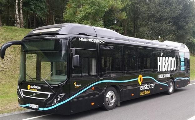 Agrede al conductor de un autobús de Euskotren en Zarautz al no pararse donde quería