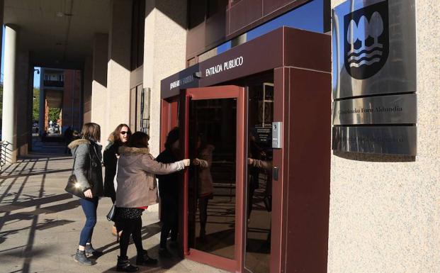 La lista de deudores a la Hacienda de Gipuzkoa se reduce en tres nombres y en 54 millones