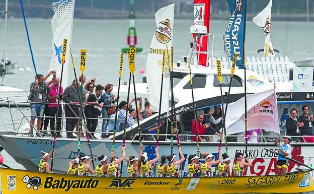 Bandera para la trainera de Orio tras una doble espera