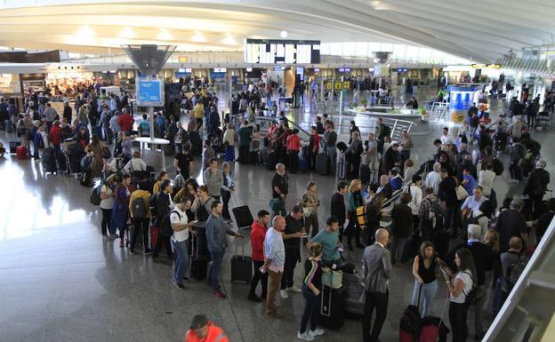 El aeropuerto de Loiu prevé la cancelación de 26 vuelos este lunes