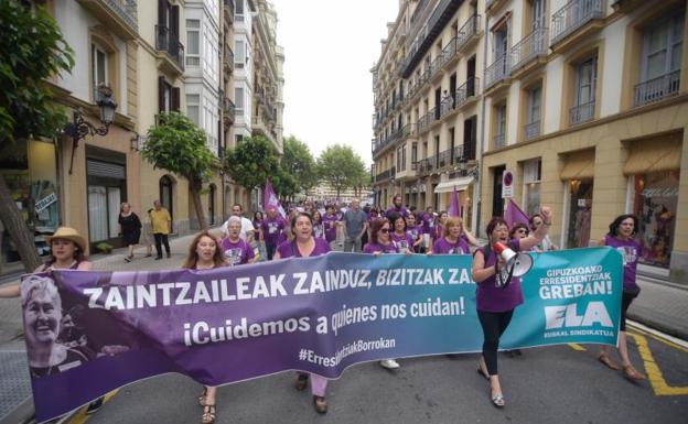 Las trabajadoras de residencias continúan la protesta con una acampada en Donostia