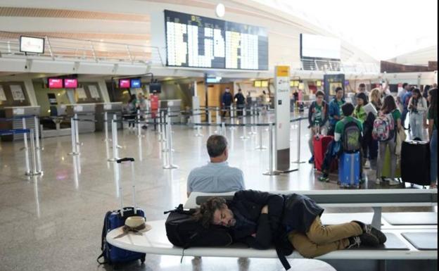 El primer día de huelga en Loiu deja a 3.000 viajeros en tierra y anticipa un verano tortuoso