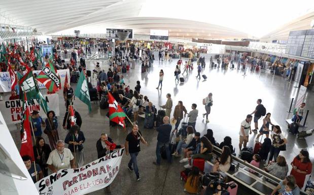 La huelga en el aeropuerto de Loiu causa la cancelación de 20 vuelos