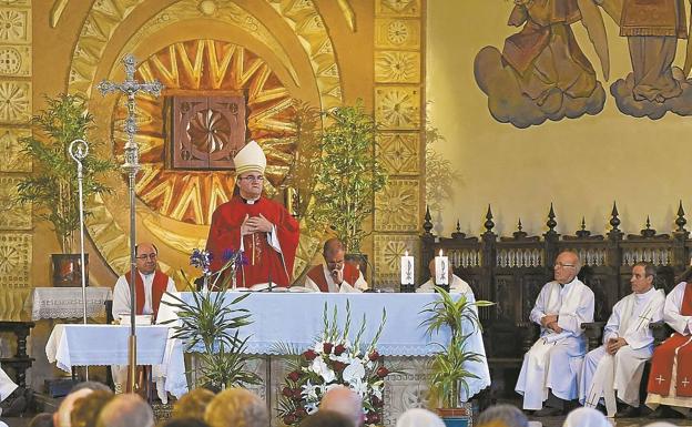 El obispo de San Sebastián, José Ignacio Munilla, en la misa ofrecida el sábado en Sacramentinos. / I. ROYO