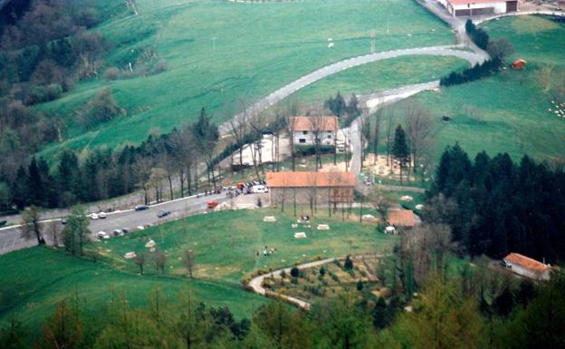 Cinco heridos, entre ellos una mujer con lesiones graves y una niña, al volcar una furgoneta en Urretxu