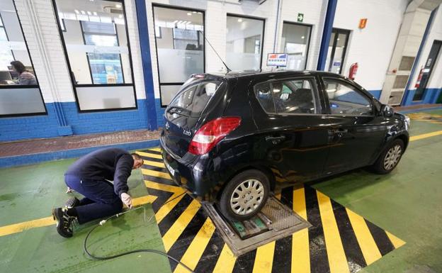 Facua reclama al Gobierno Vasco que solucione las «largas colas» en las ITV