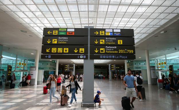 La 'gaupasa' en el aeropuerto de El Prat de 180 viajeros que volaban a Loiu desde Ibiza