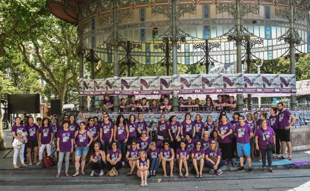 Las trabajadoras de las residencias inician una acampada de dos días en San Sebastián