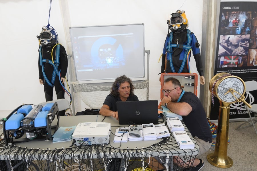 Club Elcano espera en el puerto de Getaria