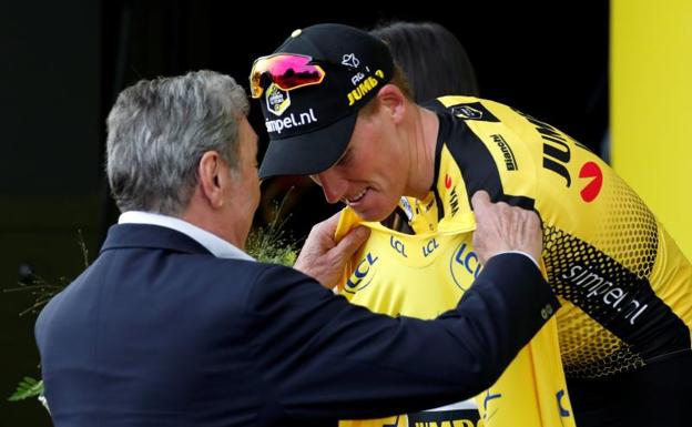 El pasajero 267 sube al tren amarillo