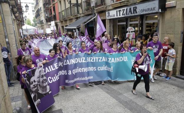 Las trabajadoras de las residencias de Gipuzkoa se manifiestan en Donostia