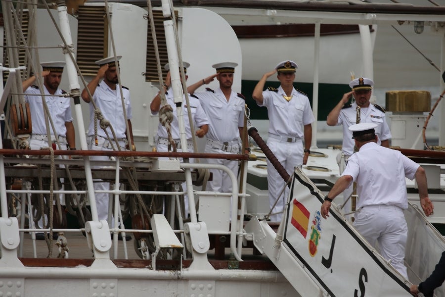 El 'Juan Sebastián Elcano' se despide de Getaria