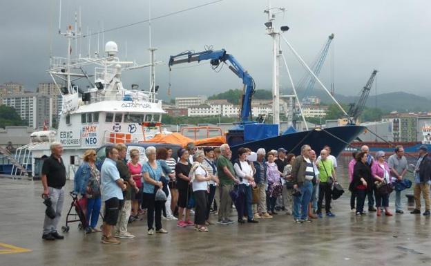 Varias parroquias de Gipuzkoa se concentran en apoyo al 'Aita Mari'