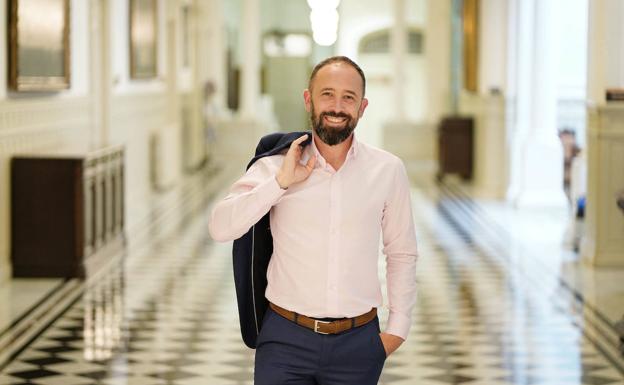 Denis Itxaso: «Ver a Egibar firmar el pacto con el PSE es el triunfo de la cultura del acuerdo entre diferentes»