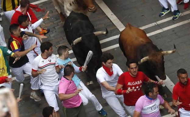 Multa de 4.000 euros a un corredor por agarrar al toro... y otras prohibiciones en el encierro de San Fermín