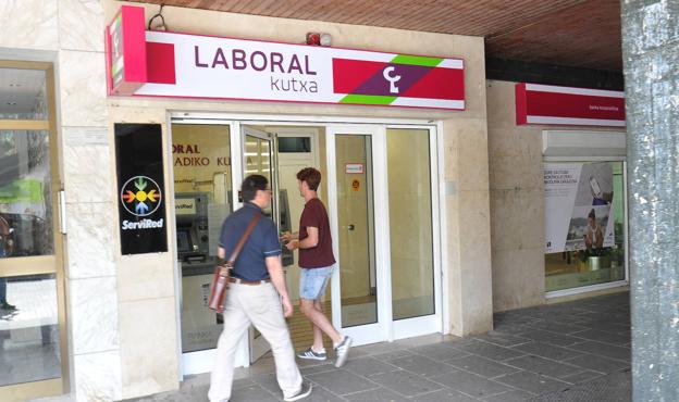 Asalta con una navaja la oficina de Caja Laboral en Astigarraga y se apodera de un botín de 2.000 euros