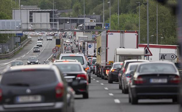 Más de 150.000 vehículos atravesarán el peaje de Irun este fin de semana