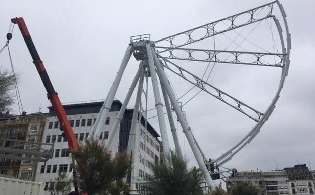 Comienza el montaje de la noria-mirador para la Semana Grande