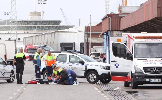 Herido grave un arrantzale vasco de 75 años tras ser atropellado por una carretilla en el puerto de Avilés