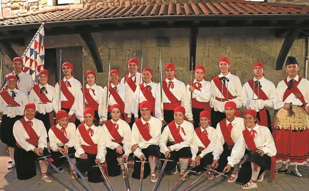 En Elgoibar. Los dantzaris del grupo Haritz, junto a los del grupo Aurtzaka. / FOTOS XABI ZELATA