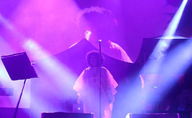 Neneh Cherry revoluciona la playa de Jaime Stinus