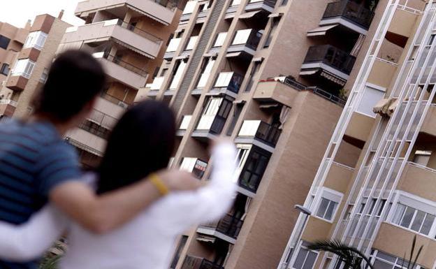 Vivienda flexibiliza la ayuda a la emancipación de jóvenes tras denegar la mitad de solicitudes